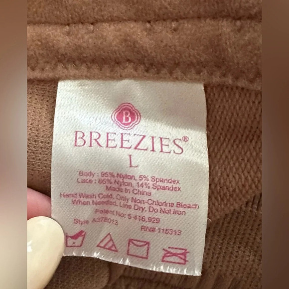 Breezies~Lace Seamless Cami Wirefree Bra~with Removable Modesty Pads ~ Lot Of 2 - Picture 6 of 11